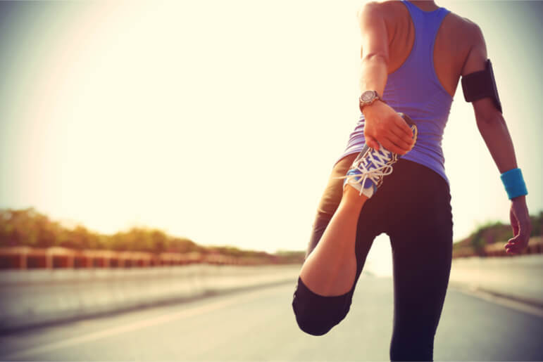 Bosto - vrouw die sport, joggen, stretchen